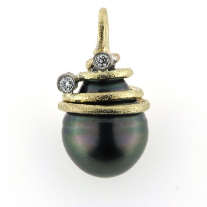 Billede af Vedhæng med Tahiti perle og 2 brill. a 0,05 w/vs. 14 kt.