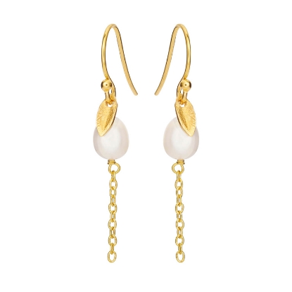 Billede af Susanne Friis Bjørner Ørering sølv forgyldt med lille blad og hvid ferskvandsperle på kæde