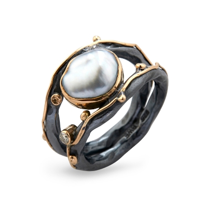 Billede af By Birdie Dubeca Keshi ring sort rhodineret sølv m.14kt, perle og 0,05 ct brillant (str. 52-60)