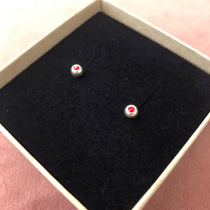 Billede af By Pind ørestik sølv kugle med rød zirkoniasten 4mm  