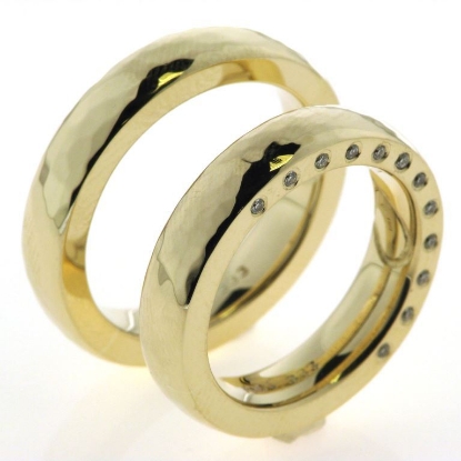 Billede af 1 par vielsesringe, damering fattet  med 12 brill. 8 kt.