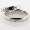 Billede af 1 par ringe, med 3 navne fræset ned i skinne (udvendig gravering) 14 kt. hvg.