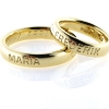 Billede af 1 par ringe, med 3 navne fræset ned i skinne (udvendig gravering) 8 kt.