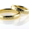 Billede af 1 par ringe, med 3 navne fræset ned i skinne (udvendig gravering) 8 kt.