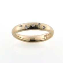 Billede af Ring bølget  5* 0,01 w/vs. i stjernedrys 14 kt. rød