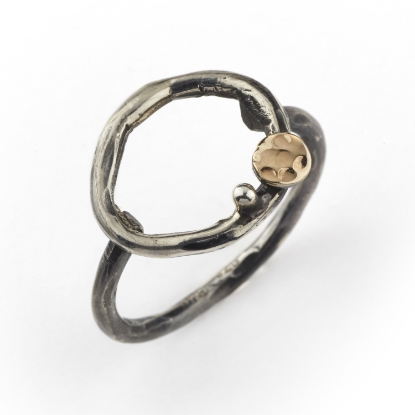 Billede af By Birdie Comet Circle ring sort rhodineret sølv m.14kt guld (str. 52-60)