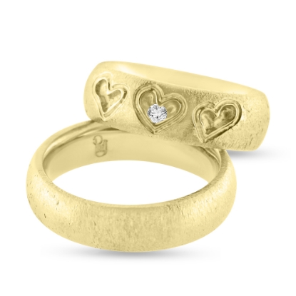 Billede af 1 par 14 kt. ringe. hjerter fræset ned i ring, isat 3 brill.