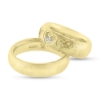 Billede af 1 par 14 kt. ringe. hjerter fræset ned i ring, isat 3 brill.