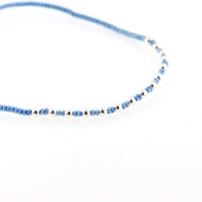 Billede af Classic by Pind Colorful ,knyttet armbånd lyseblå  med sølv kugler 