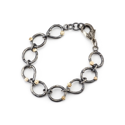 Billede af By Birdie Orion armbånd sort rhodineret sølv m. 14 kt hamret plader 18,5-19,5 cm