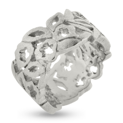 Billede af Ring med udsavninger, br. ca. 11,0 mm, tyk. 2,0 mm. 14 kt. hvg.