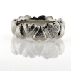 Billede af Ring hjerter (hjertering) hamret overflade, 1. hjerte fattet med 12 brill. 14 kt. hvg.
