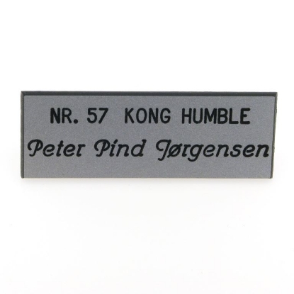 Billede af Navneskilt plade, sølv med sort skrift, 55*20 mm.