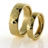 Billede af 1 par vielsesringe hamret 8 kt. facon + 17,5 gr. (prisen er excl. guld)