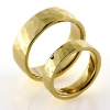 Billede af 1 par vielsesringe hamret 8 kt. facon + 17,5 gr. (prisen er excl. guld)