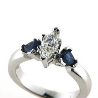 Billede af Ring med diamant marquise cut 0,47 ct. w/vs1 + 2 safirer trillion cut a 0,28 ct. 14 kt. hvg.