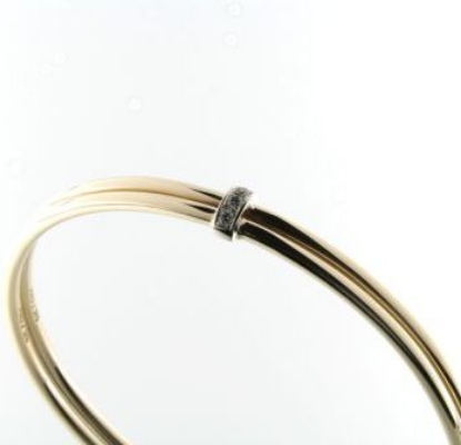 Billede af Armring 2* rund massiv tråd, med 14 kt. hvg. bånd isat brill.