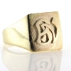 Billede af Herrering med 2 pålod. bogstaver el. monogram, massiv lukket bund, plade 17,5*15,5 mm. 14 kt.