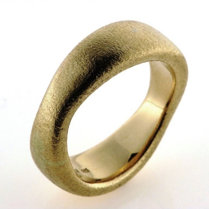 Billede af Vielsesring kraftig bølget 14 kt.