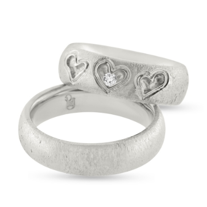 Billede af 1 par 14 kt. hvg. ringe. hjerter fræset ned i ring, isat brillant