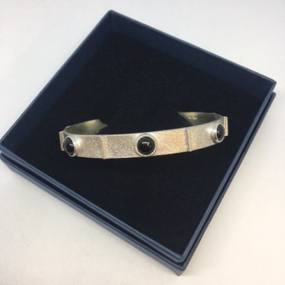 Billede af *Heiring Embrace armring rhodineret sølv m. 5 x 6mm sort agat