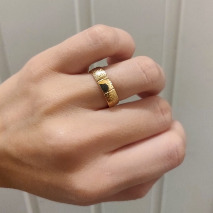 Billede af Ring udvendig firkantet, blank / hamret 14 kt.