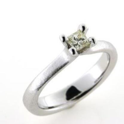 Billede af Ring med diamant princess cut, 4,3*4,3 mm. ca. 0,45 ct.  14 kt. hvg.