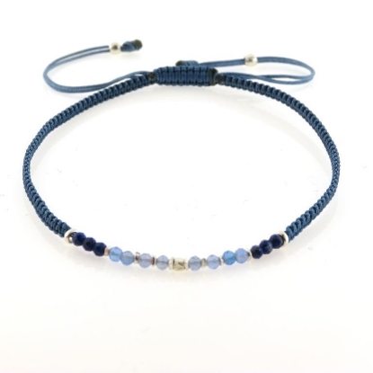 Billede af By Pind Colorful knyttet armbånd demin blå med mix sten og sølv kugler