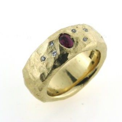 Billede af Ring organisk, barket overflade, br. 8 mm. oval rubin 4,5*3,3 mm. + 6 brill. a 0,01 ct.