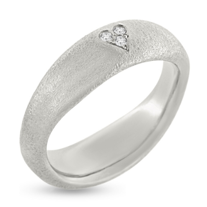 Billede af Ring bølget, massiv 3* 0,015 w/vs. fattet i hjerte 14 kt. hvg.