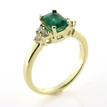 Billede af Ring med smaragd ca. 7*5 mm. og 6 brillanter a 0,04 w/vs. 14 kt.