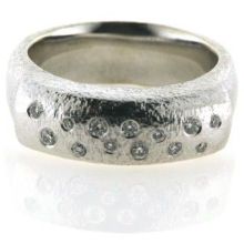 Billede af 3 brill. fattet i gnidefatning(forrivning) 1*0,01-1*0,02-1*0,03 ct. w/vs. + ring rhod.,evt. fattet ifusionsring