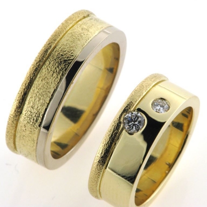 Billede af 1 par vielsesringe, damering fattet  med 2 brill. 14 kt.