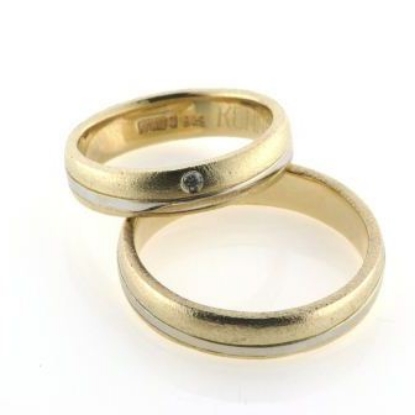 Billede af 1 par 14 kt. ringe med hvg. bånd, damering med brill. 0,03 w/vs.