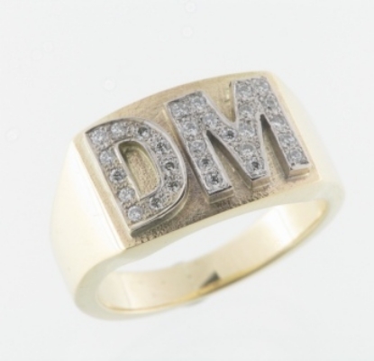 Billede af Herrering 14 kt. med udsavede bogstaver i 14 kt. hvg., 29 brill. a 0,01 w/vs.