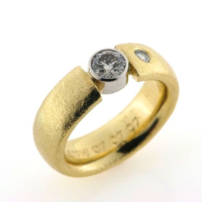 Billede af Ring med brill. 0,63 ct. i hvg. fatning og brill. 0,10 ct. 14 kt.