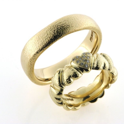 Billede af 1 par vielsesringe, damering fattet med brill. i hjerte 14 kt.