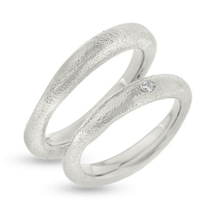 Billede af Forlovelsesringe, massiv 'bølget' hmf overflade, D-ring brill. 0,03 w/vs. 14 kt. hvg.