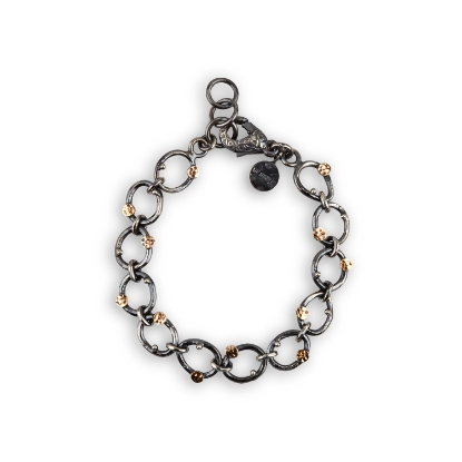 Billede af By Birdie Orion Tiny armbånd sort rhodineret sølv m. 14 kt hamret plader 17,5-19,5 cm