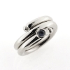 Billede af Ring spiral snoet, isat 3 mm. blå safir, 3 mm. tråd 14 kt. hvg.