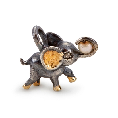 Billede af By Birdie Hannibal Elephant vedhæng sort rhodineret sølv m.18kt. guld + 0,04 ct brillant og ferskvandsperle