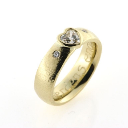 Billede af Ring fattet med hjerte sl. diamant + 2 brill. a 0,03 w/vs.  14 kt.