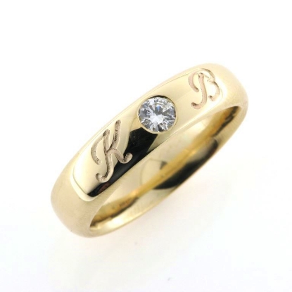 Billede af Ring med bogstaver og brill. 0,25 ct. 14 kt.