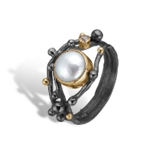 Billede af By Birdie Urban Harlem Buds Perle ring sort rhodineret sølv m.14 kt guldpynt og ferskvandsperle + 0,05 ct. diamant (str. 57)