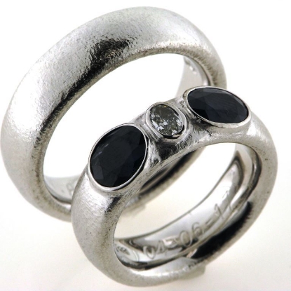 Billede af 1 par vielsesringe, Damering med safirer og oval diamant 14 kt. hvg.