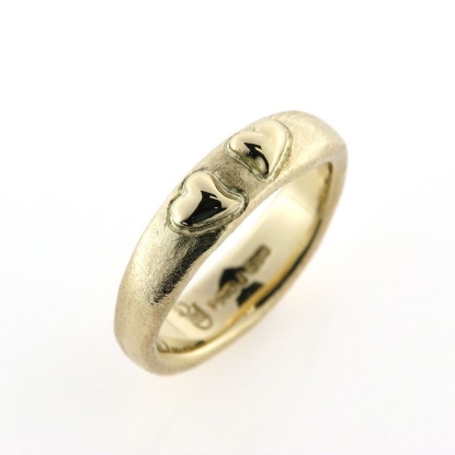 Billede af Ring bølget med 2 hjerter 14 kt.