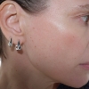 Billede af Maria Black 'Satchel Bend Huggie' ørering sølv - Right