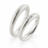 Billede af Forlovelsesringe, massiv 'bølget' hmf overflade, D-ring brill. 0,03 w/vs. 14 kt. hvg.