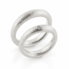 Billede af Forlovelsesringe, massiv 'bølget' hmf overflade, D-ring brill. 0,03 w/vs. 14 kt. hvg.