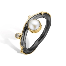 Billede af By Birdie Louise Perle ring sort rhodineret sølv m.14 kt. og 0,03ct. diamant + ferskvandsperle (str. 59)